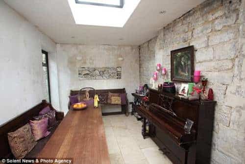 Noticias Curiosas - Familia vive en un cementerio