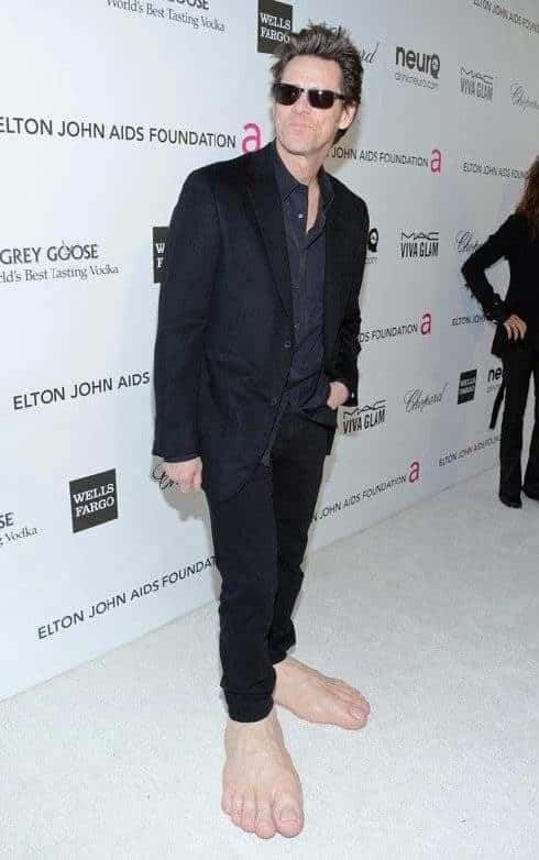 Jim Carrey luciendo sus pies gigantes en los Oscar 3 jimcarreypiesgrandes13-5069311