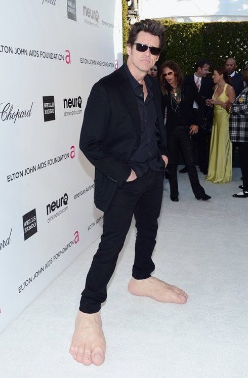 Jim Carrey luciendo sus pies gigantes en los Oscar 4 jimcarreypiesgrandes14-1706267