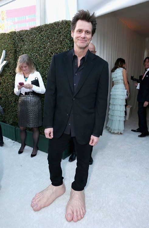 Jim Carrey luciendo sus pies gigantes en los Oscar 6 jimcarreypiesgrandes16-5930267