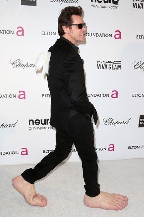 Jim Carrey luciendo sus pies gigantes en los Oscar 7 jimcarreypiesgrandes17-9841333