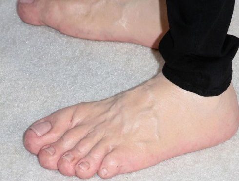 Jim Carrey luciendo sus pies gigantes en los Oscar 8 jimcarreypiesgrandes18-4378822