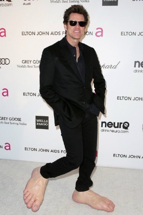 Jim Carrey luciendo sus pies gigantes en los Oscar 10 jimcarreypiesgrandes20-7393351