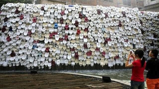 Fuente-mural de lavabos y urinales, en Foshan. Mide 100 metros de largo y el agua discurre por todos ellos.