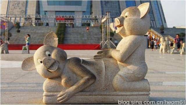 Que sepamos no tiene nombre oficial. Dejémoslo en "cerditos felices", en Zhengzhou.