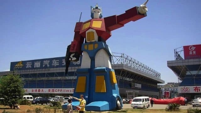 Robot Optimus Prime, en Yunnan. Mide 12 metros de altura y está situado a la entrada de una fábrica de camiones.