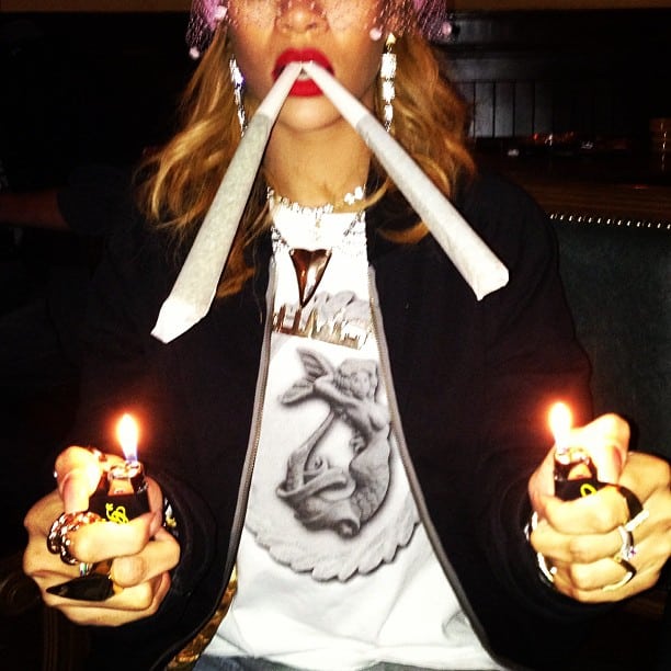 Rihanna fumando dos porros a la vez