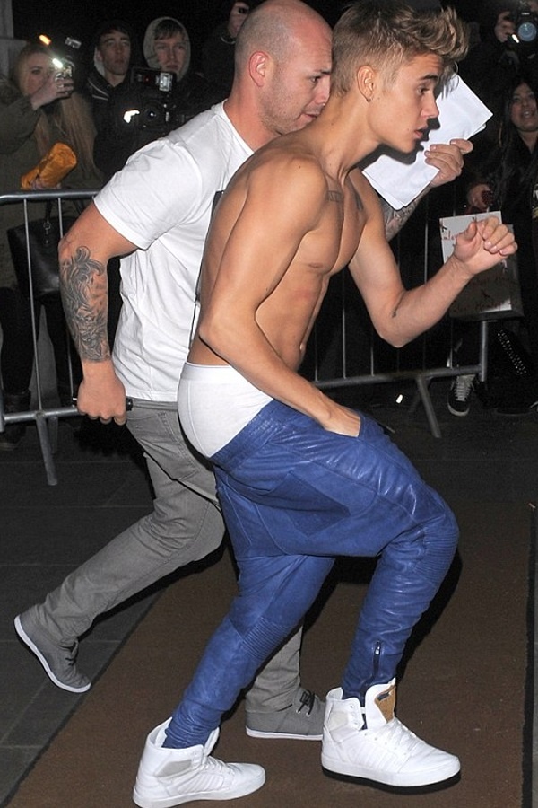 Bieber quedó sin camisa y casi sin jeans 4