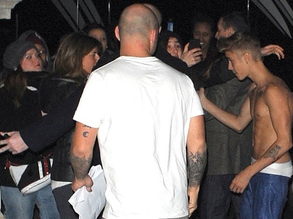 Bieber quedó sin camisa y casi sin jeans 3
