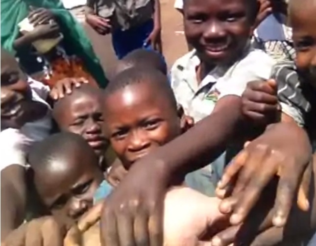 #Vídeo Cómo reaccionan niños del Congo al ver un hombre blanco por primera vez 1 #Vídeo Cómo reaccionan niños del Congo al ver un hombre blanco por primera vez 2