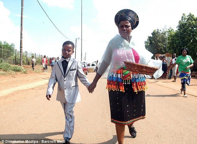 Un niño de 8 años se casa con una mujer de 61 en Sudáfrica