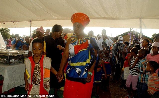 Un niño de 8 años se casa con una mujer de 61 en Sudáfrica