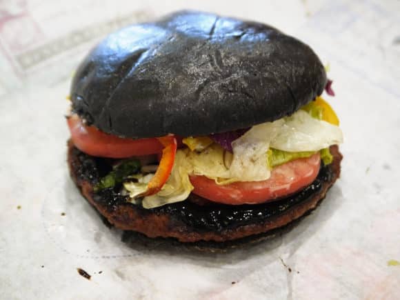 noticiascuriosas Salió la nueva hamburguesa "negra"