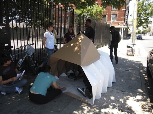 Noticias Curiosas - Un refugio plegable de cartón para los que no tienen techo que se inspira en el origami