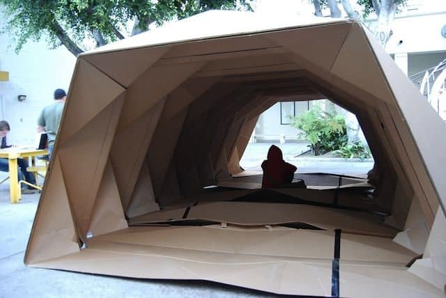 Noticias Curiosas - Un refugio plegable de cartón para los que no tienen techo que se inspira en el origami