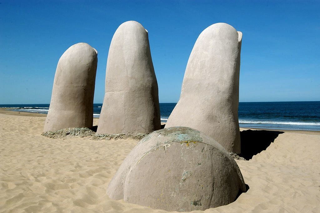 En Uruguay no existe la Semana Santa 2 La Mano en la Playa Brava de Punta del Este, Uruguay