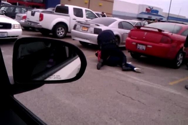 #Video Un policía de EE.UU usa una pistola eléctrica contra una embarazada 1 #Video Un policía de EE.UU usa una pistola eléctrica contra una embarazada 2