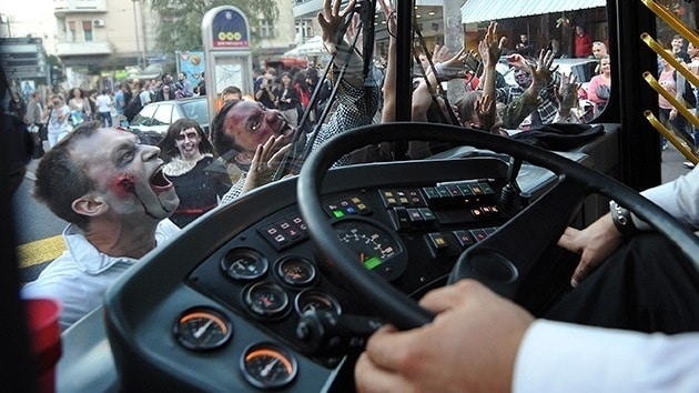 Un joven 'perseguido por zombis' causa una colisión múltiple de coches en Estados Unidos 1 Un joven 'perseguido por zombis' causa una colisión múltiple de coches en Estados Unidos 2