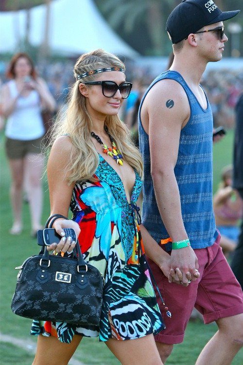 paris-hilton-y-su-novio-river-viiperi-en-el-festival-coachella-1