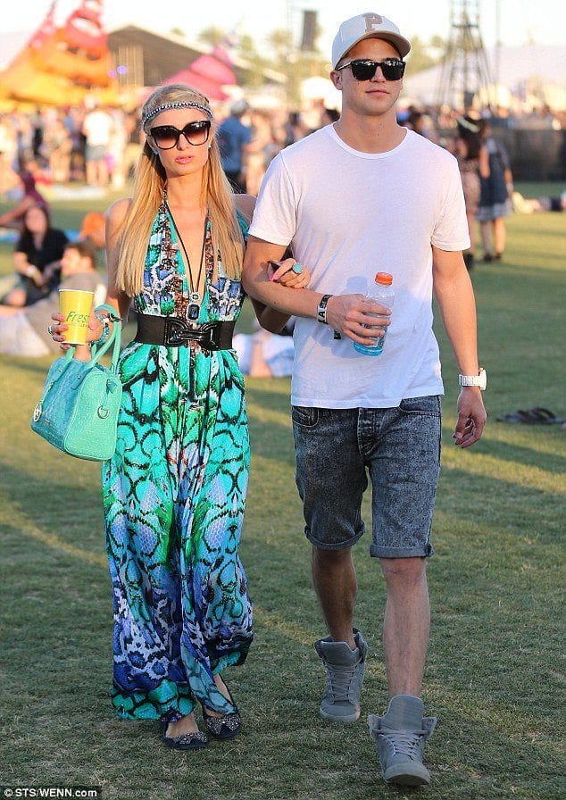 paris-hilton-y-su-novio-river-viiperi-en-el-festival-coachella-10