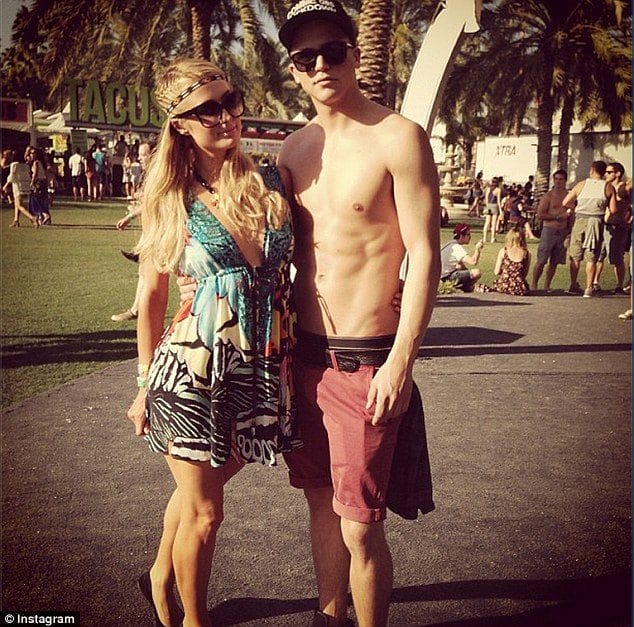 paris-hilton-y-su-novio-river-viiperi-en-el-festival-coachella-3
