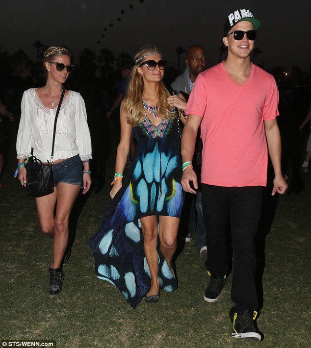 paris-hilton-y-su-novio-river-viiperi-en-el-festival-coachella-5