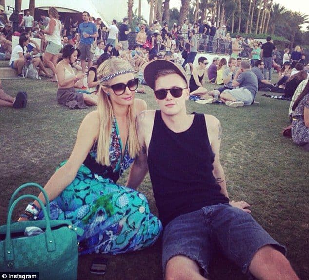 paris-hilton-y-su-novio-river-viiperi-en-el-festival-coachella-6