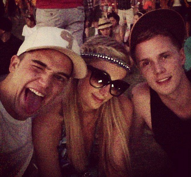 paris-hilton-y-su-novio-river-viiperi-en-el-festival-coachella-7