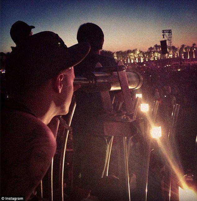 paris-hilton-y-su-novio-river-viiperi-en-el-festival-coachella-8