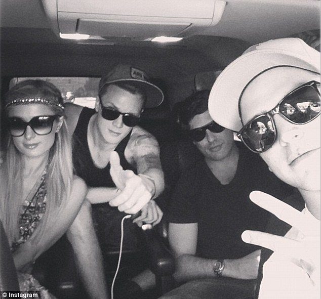 paris-hilton-y-su-novio-river-viiperi-en-el-festival-coachella-9