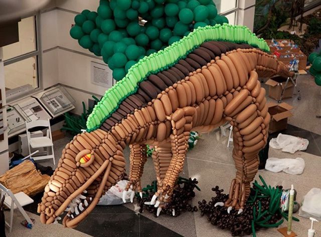 Dinosaurio de 6 metros hecho con globitos 3