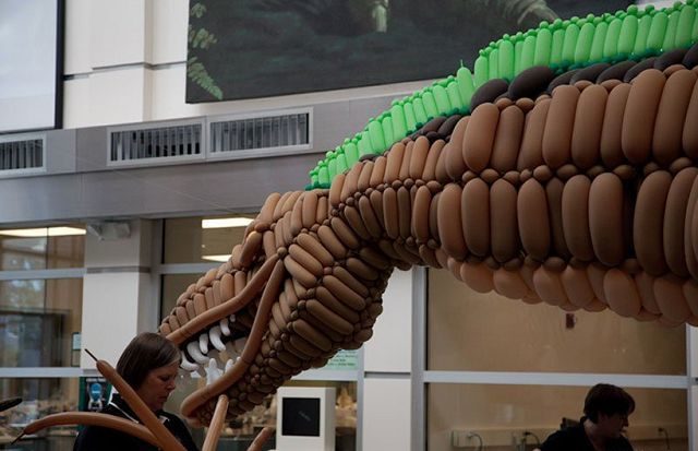 Dinosaurio de 6 metros hecho con globitos 9