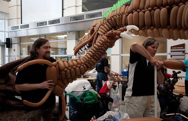 Dinosaurio de 6 metros hecho con globitos 10