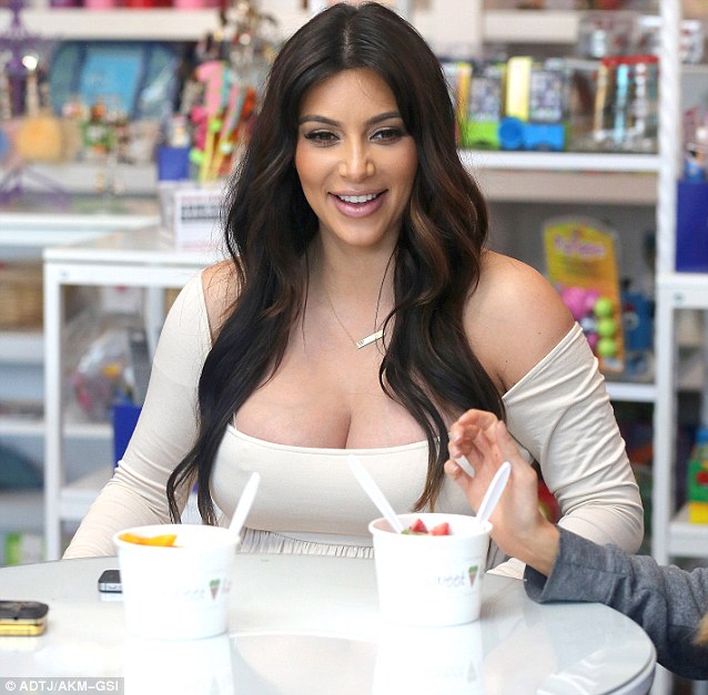 Kim Kardashian se está poniendo enorme 10