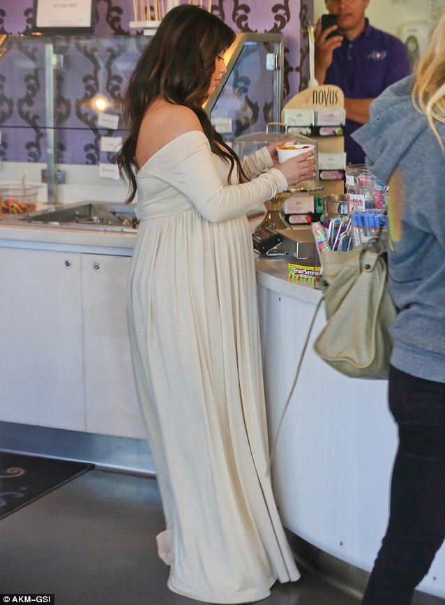 Kim Kardashian se está poniendo enorme 8