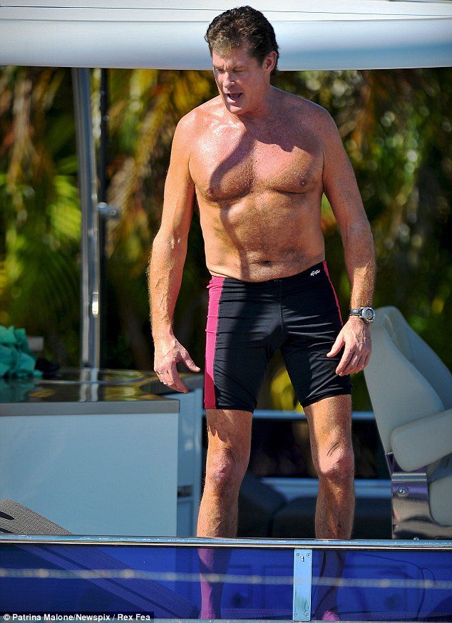 David Hasselhoff no está nada mal para tener 60 años 2 noticiascuriosas David Hasselhoff no está nada mal para tener 60 años