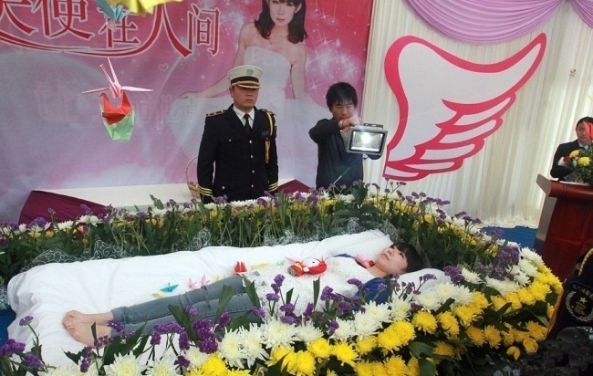 Organizó su propio funeral para saber qué pensaban de ella 1