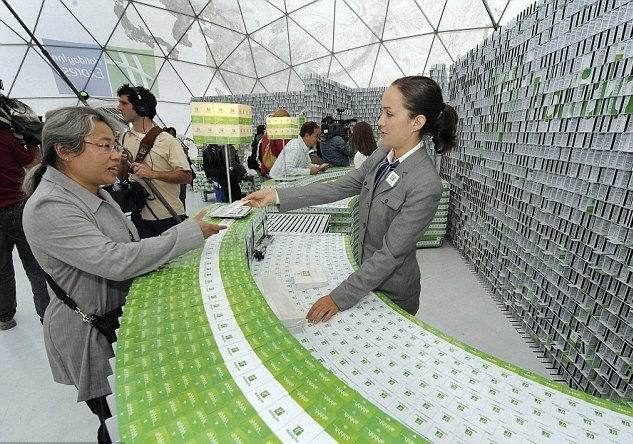 Un hotel hecho con más de 200.000 tarjetas llave 6 Un hotel hecho con más de 200.000 tarjetas llave 7