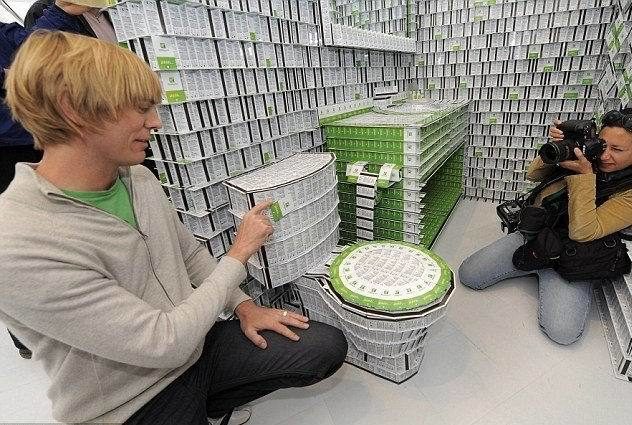 Un hotel hecho con más de 200.000 tarjetas llave 8 Un hotel hecho con más de 200.000 tarjetas llave 9