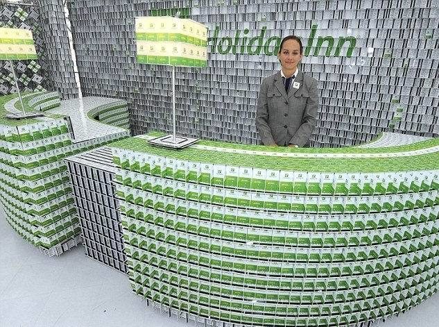 Un hotel hecho con más de 200.000 tarjetas llave 9 Un hotel hecho con más de 200.000 tarjetas llave 10