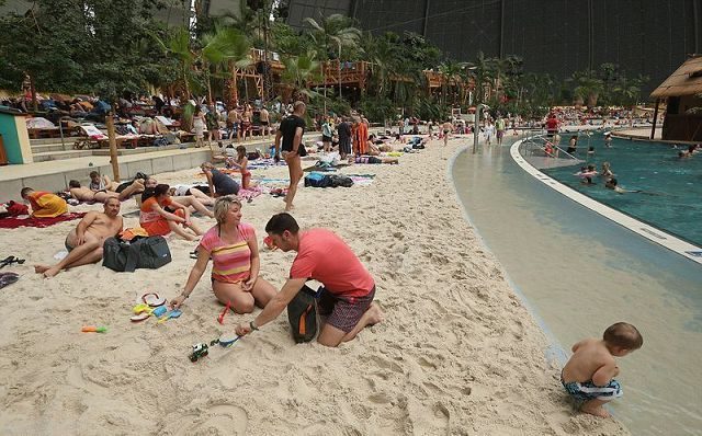 Isla tropical dentro de una cúpula y rodeada de nieve 4