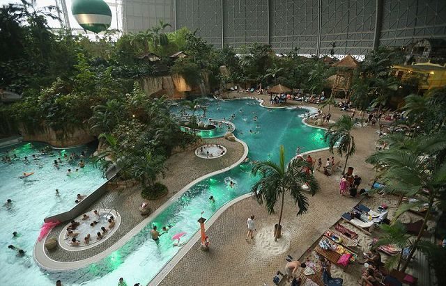 Isla tropical dentro de una cúpula y rodeada de nieve 5