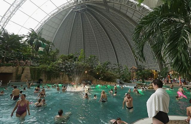 Isla tropical dentro de una cúpula y rodeada de nieve 7