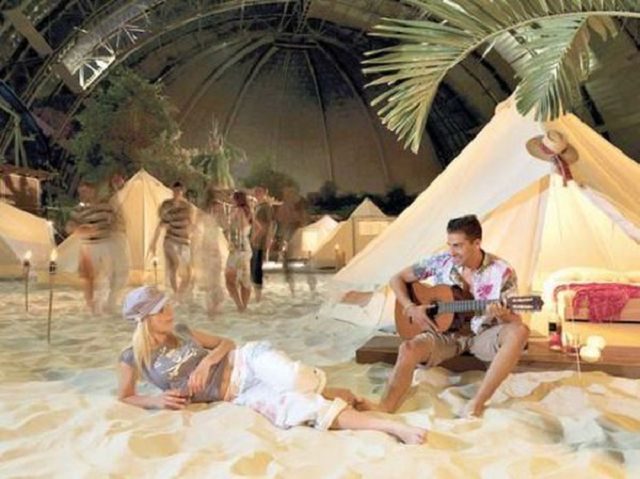 Isla tropical dentro de una cúpula y rodeada de nieve 10