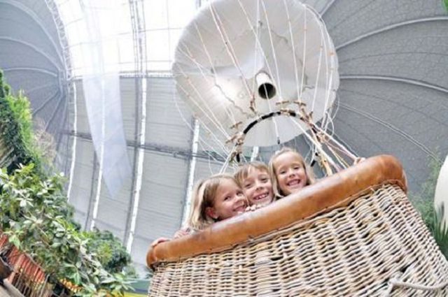 Isla tropical dentro de una cúpula y rodeada de nieve 11