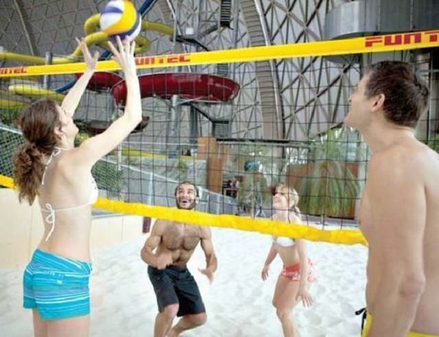 Isla tropical dentro de una cúpula y rodeada de nieve 12