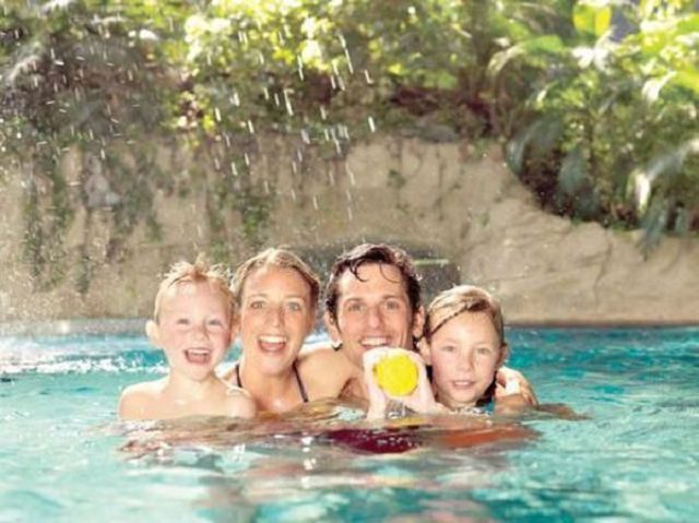 Isla tropical dentro de una cúpula y rodeada de nieve 13
