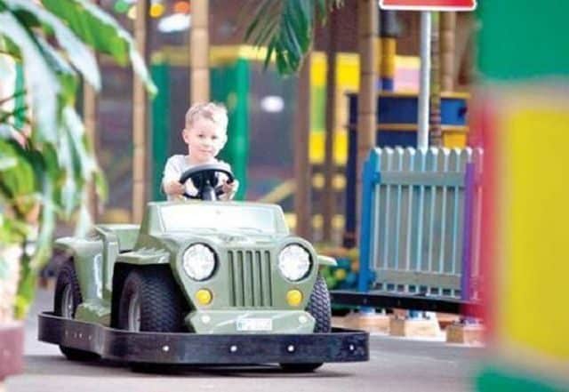 Isla tropical dentro de una cúpula y rodeada de nieve 15