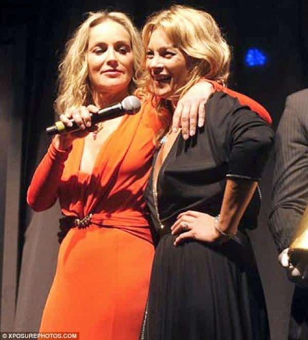 El beso de Sharon Stone y Kate Moss por una buena causa 3 El beso de Sharon Stone y Kate Moss por una buena causa 4