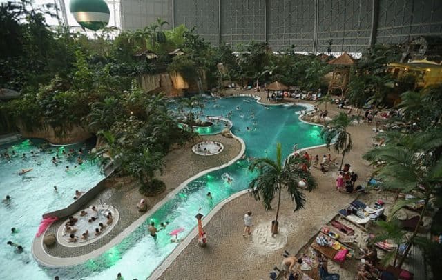 Isla tropical dentro de una cúpula y rodeada de nieve 19